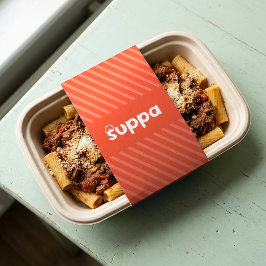 Slow-cooked beef ragu packed in a Suppa tray with a orange striped sleeve