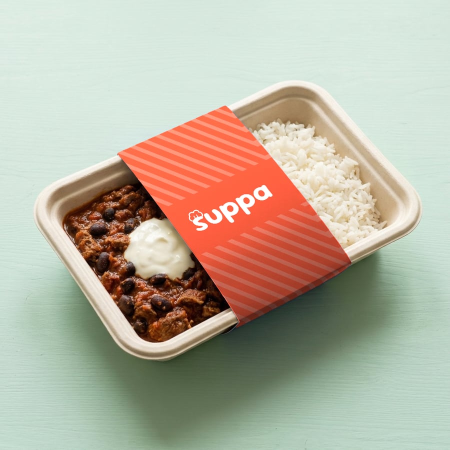 Smoky beef and black bean chilli packed in a Suppa tray with a orange striped sleeve