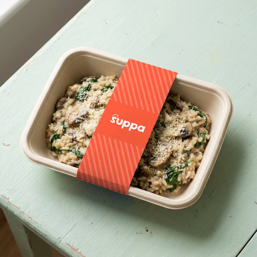 Mushroom and spinach risotto packed in a Suppa tray with a orange striped sleeve