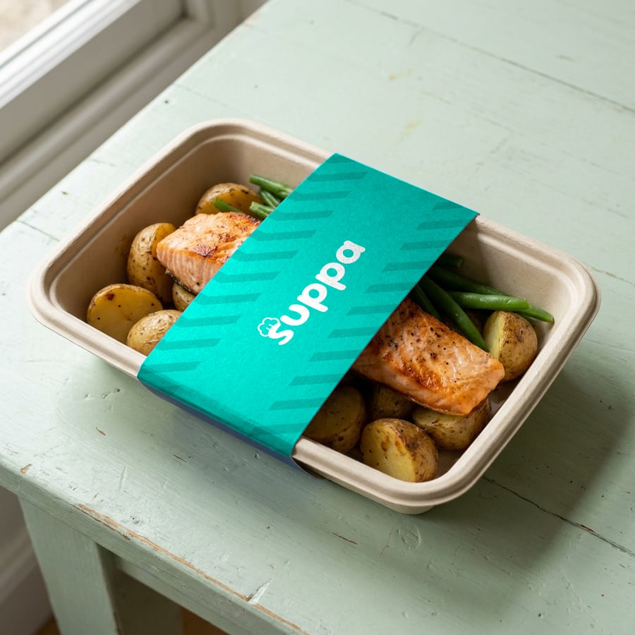 Pan-roasted salmon packed in a Suppa tray with a teal striped sleeve