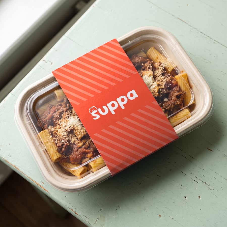 Slow-cooked beef ragu packed in a Suppa tray with a orange striped sleeve